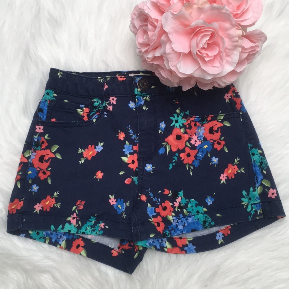 Navy blue floral shorts 🌸